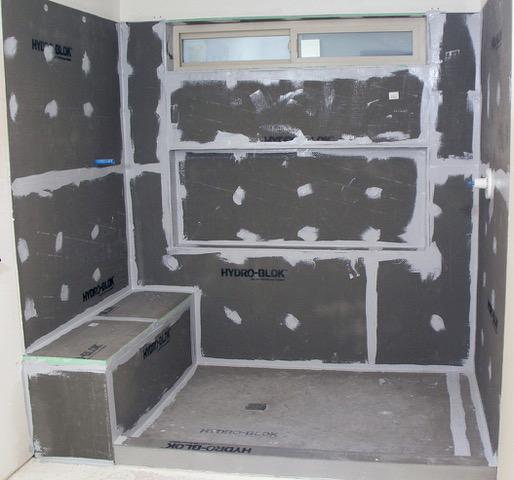 Duche revestido com placas HydroBlok, pronto para acabamento